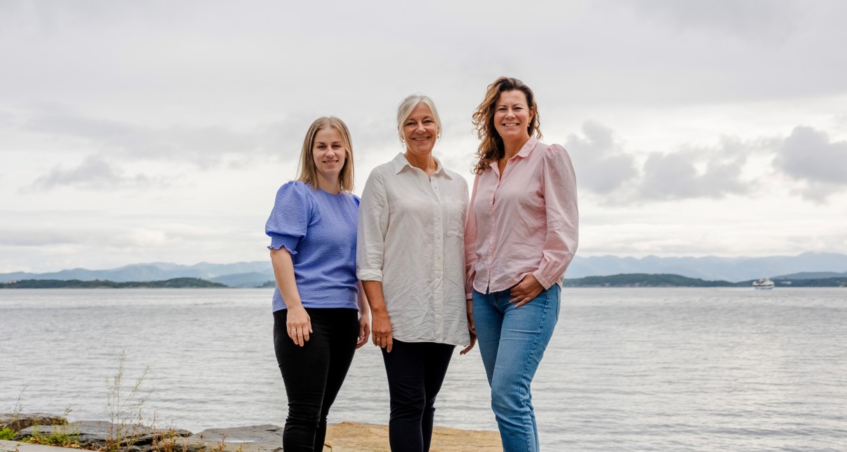 Bilde av ansatte i kommunalt palliativt team. Fra venstre: Hege Synnøve Hetland, Kari Ersland og Monica Hamre Forus