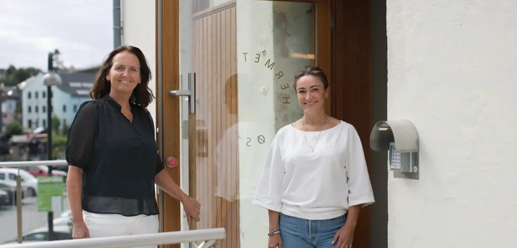 Ingvill Sveen og Rebecca Benagnia ønsker velkommen inn til Hermetikken.