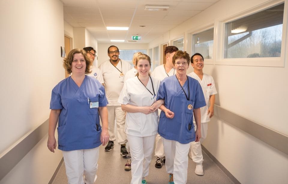 Rachel, Orysia, Alfhild, Robby, Oskar, Linda, Cathrine og Ilmer jobber på Slåtthaug sykehjem. De trenger flere dyktige kolleger!
