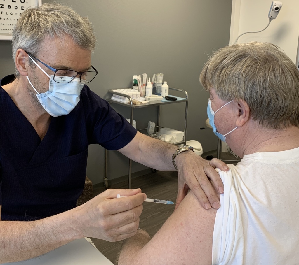 Kåre Reiten vaksinerer sin pasient Terje Gabrielsen (62).