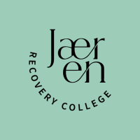 Bilde er logoen til Jæren Recovery College. Den består av en grønn firkant med navnet inni.