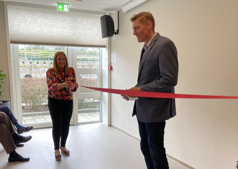 Avdelingsleder Lisbeth Skibenes holdt snoren og fungerende varaordfører Dag Mossige klippet.