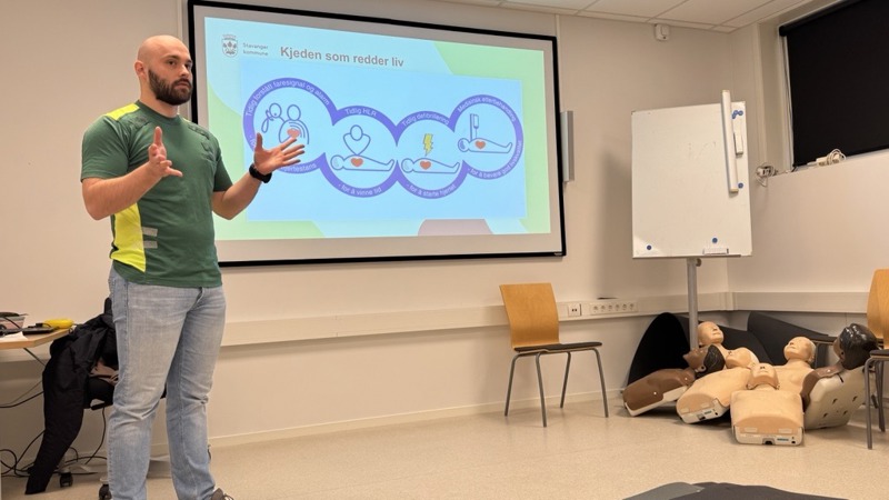 Foredragsholder holder kurs i hjerte- og lungeredning ved Stavanger legevakt