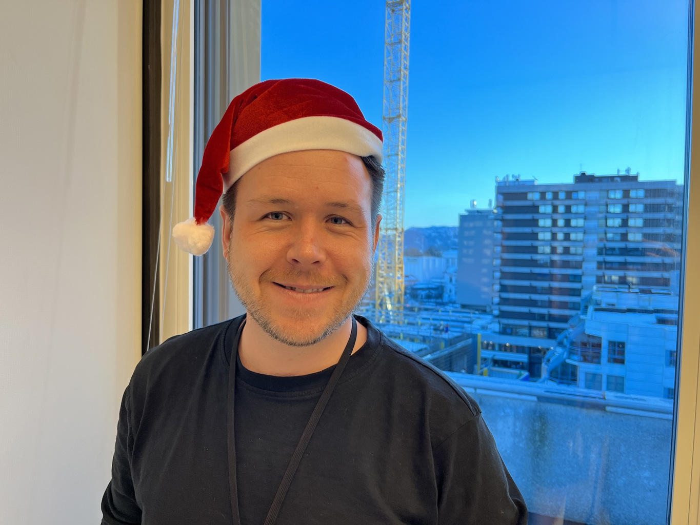 Legevaktsjef Magnus H. Gudmestad har funnet julestemningen.  Legevaktsjef Magnus H. Gudmestad i julestemning.