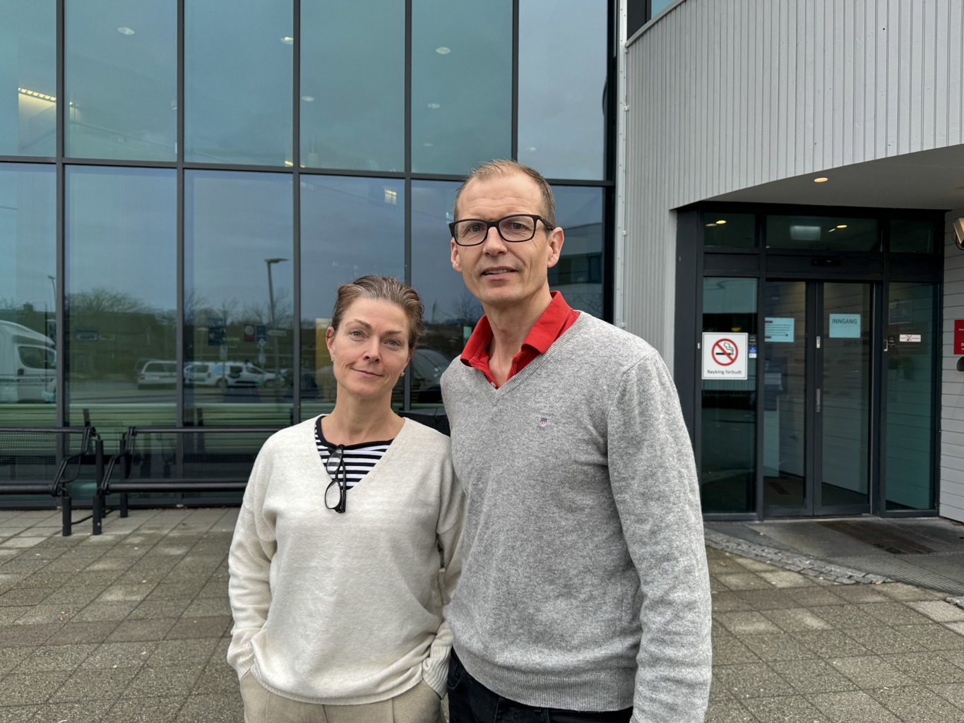 Overlege Tom Ole Dalsrud og fungerende legevaktsjef Hanne Sandanger utenfor legevakten i Stavanger. Overlege Tom Ole Dalsrud og fungerende legevaktsjef Hanne Sandanger utenfor legevakten i Stavanger.