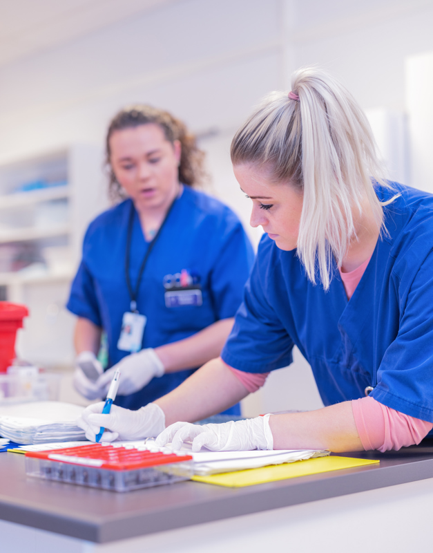 To sykepleiere jobber