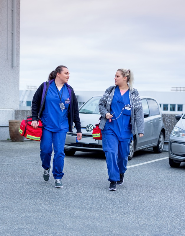 To sykepleiere går på en vei