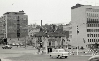 Fotgjengerundergangen ble revet i 2005, i forbindelse med oppussingen av torget. På dette bildet fra 1960-årene kan vi skimte trappen til undergangen på det som nå heter Tante Adas plass, til venstre for Kaffistova. Foto: Stavanger byarkiv/Alf Brueland.