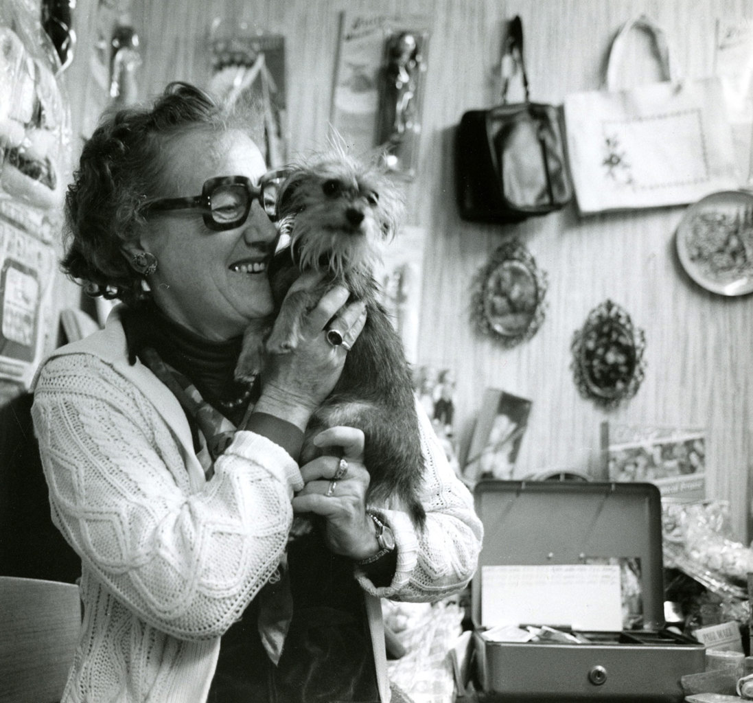Ada Grødeland i loddboden med hunden Pjolter. Foto: Stavanger byarkiv, fotoarkiv Rogalands Avis, fotograf: Pål Christensen Ada Grødeland i loddboden med hunden Pjolter. Foto: Stavanger byarkiv, fotoarkiv Rogalands Avis, fotograf: Pål Christensen
