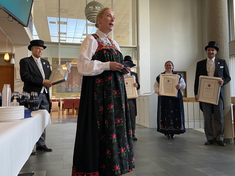 17. mai-komiteen delte ut Hurraprisen i foajeen utenfor bystyresalen. 