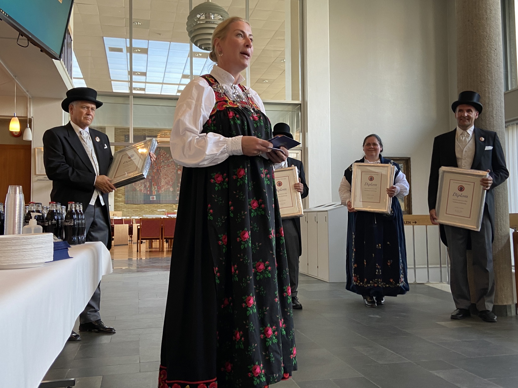 17. mai-komiteen delte ut Hurraprisen i foajeen utenfor bystyresalen.