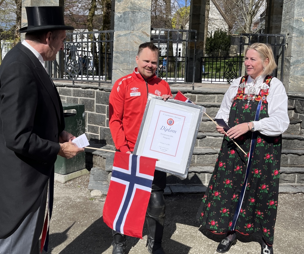 Dagleg leiar i Finnøy IL, Erik Flesjå Johansen, tok imot prisen. Her saman med leiar av 17. mai-komiteen, Ann Sesilie Tekfeldt og medlem Bjarne Kvadsheim. 