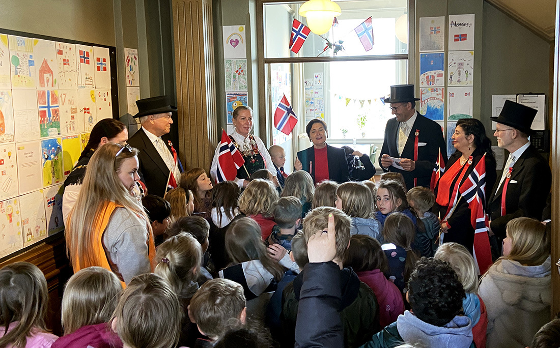 17. mai-komiteen og museumsdirektør Siri Aavitsland åpnet den store tegneutstillingen på Stavanger museum torsdag 28. april. Elever fra Våland skole var med på festen. 17. mai-komiteen og museumsdirektør Siri Aavitsland åpnet den store tegneutstillingen på Stavanger museum torsdag 28. april. Elever fra Våland skole var med på festen.