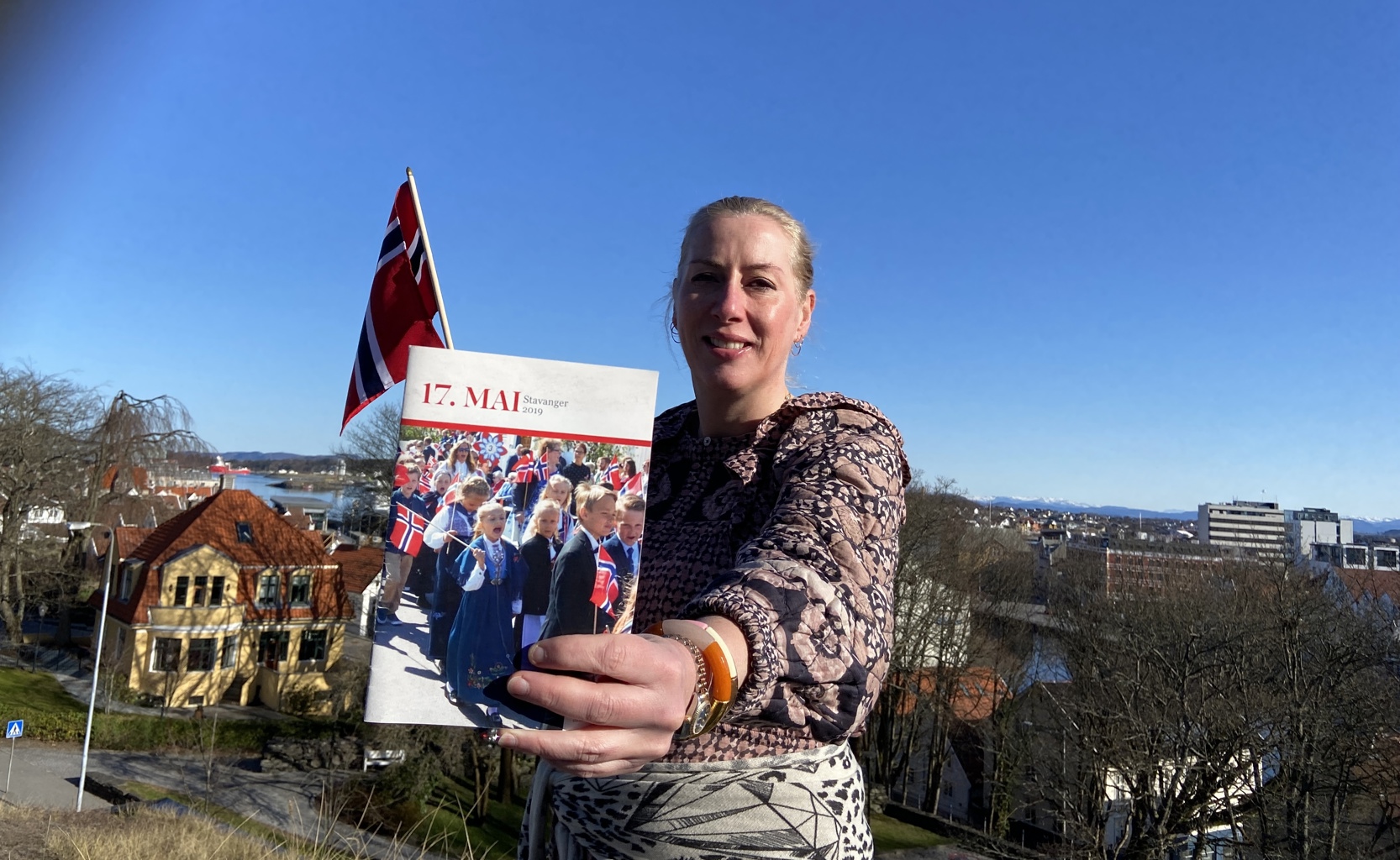 Ann Sesilie Tekfeldt er leder av 17. mai-komiteen. Hun vil gjerne ha din hjelp til å fylle 17. mai-programmet med fine tegninger. Ann Sesilie Tekfeldt er leder av 17. mai-komiteen. Hun vil gjerne ha din hjelp til å fylle 17. mai-programmet med fine tegninger.