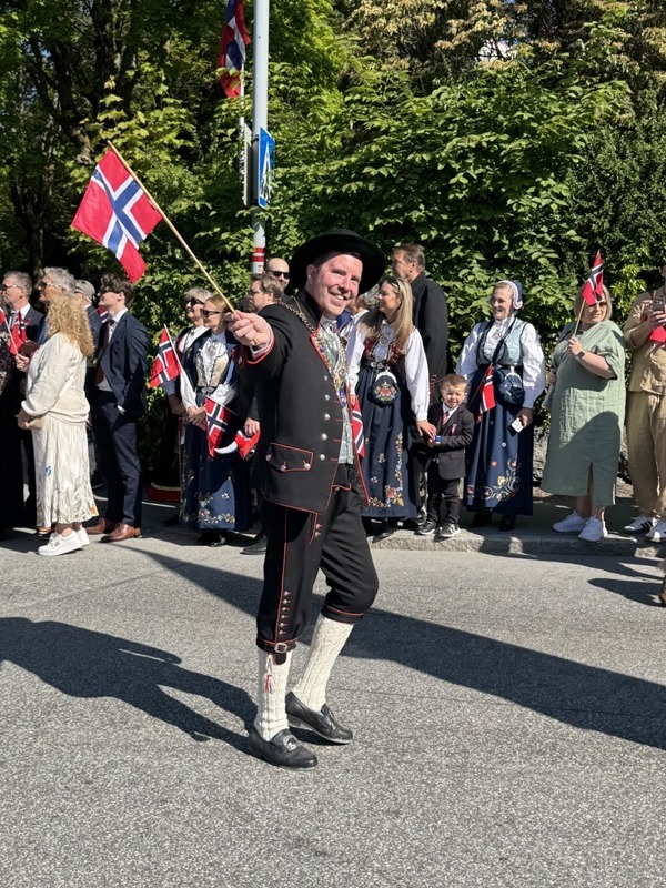Ordfører Tormod W. Losnedal i bunad gikk i fronten av barnetoget i 2025. 