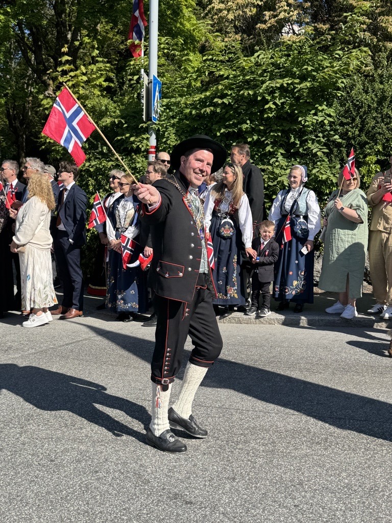 Ordfører Tormod W. Losnedal i bunad gikk i fronten av barnetoget i 2025.