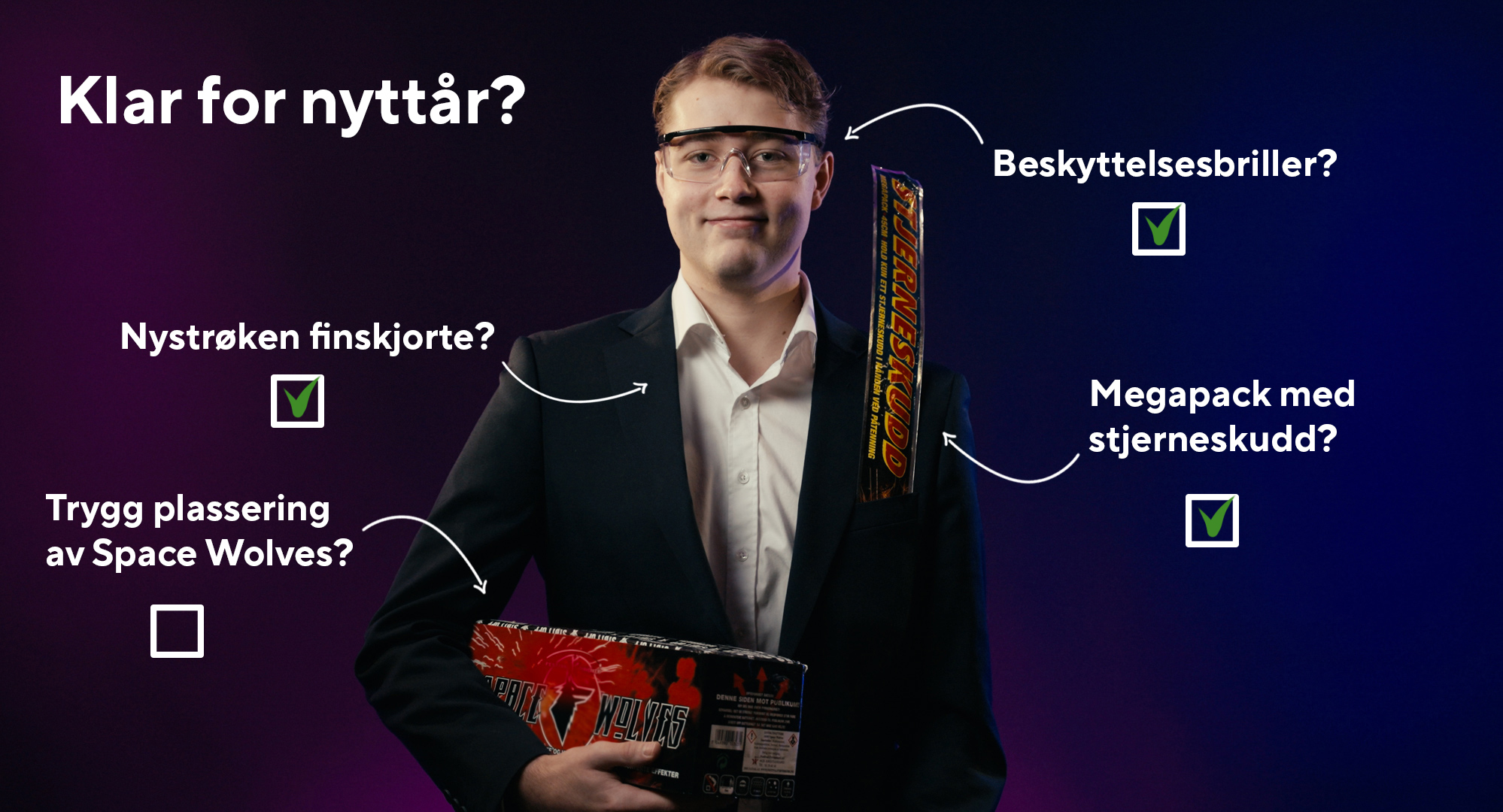 Gutt er klar for nyttår med fyrverkeri og beskyttelsesbriller.