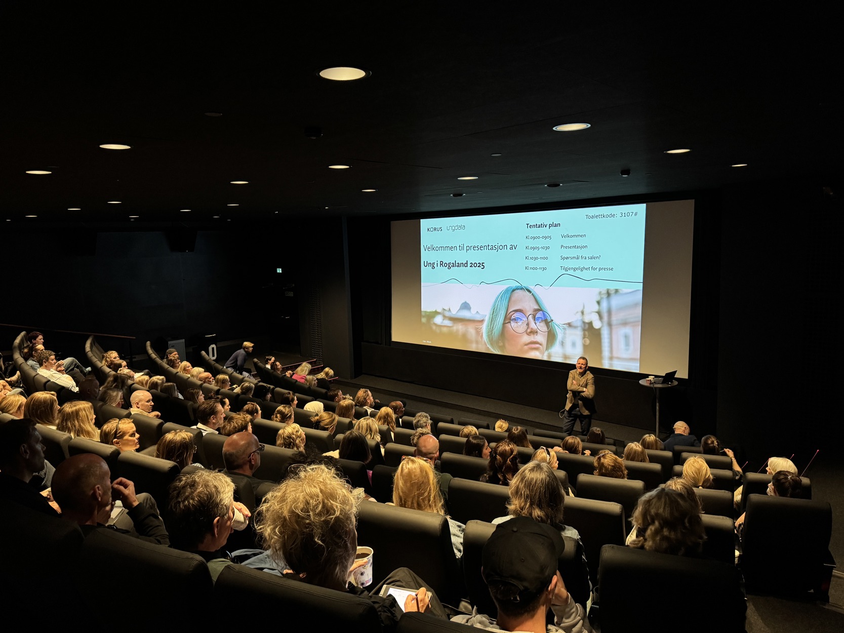 Folksomt i sal 6 da Ungdata-tallene ble presentert 19. mai.