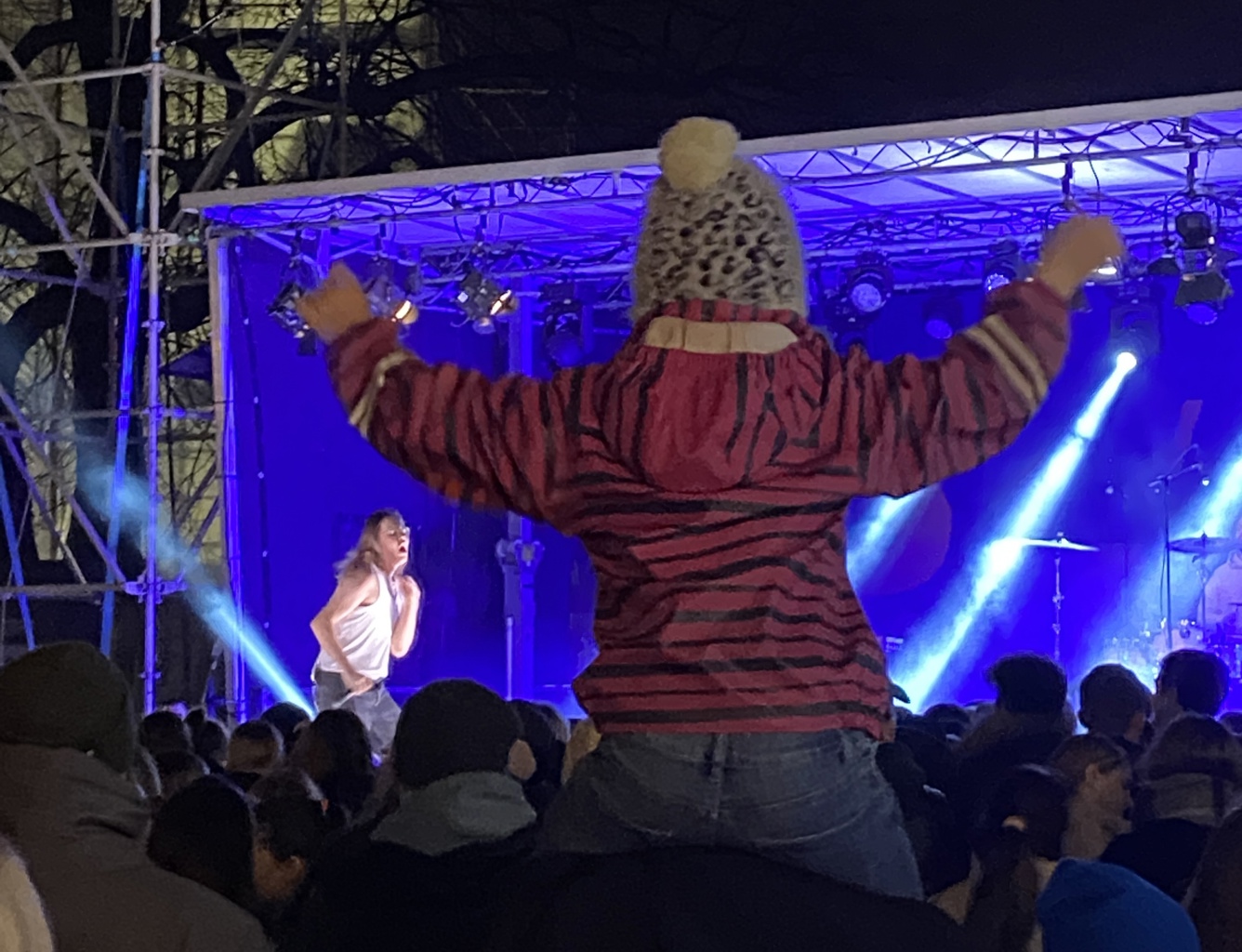 God stemning på Domkirkeplassen fredag kveld. God stemning på Domkirkeplassen fredag kveld.