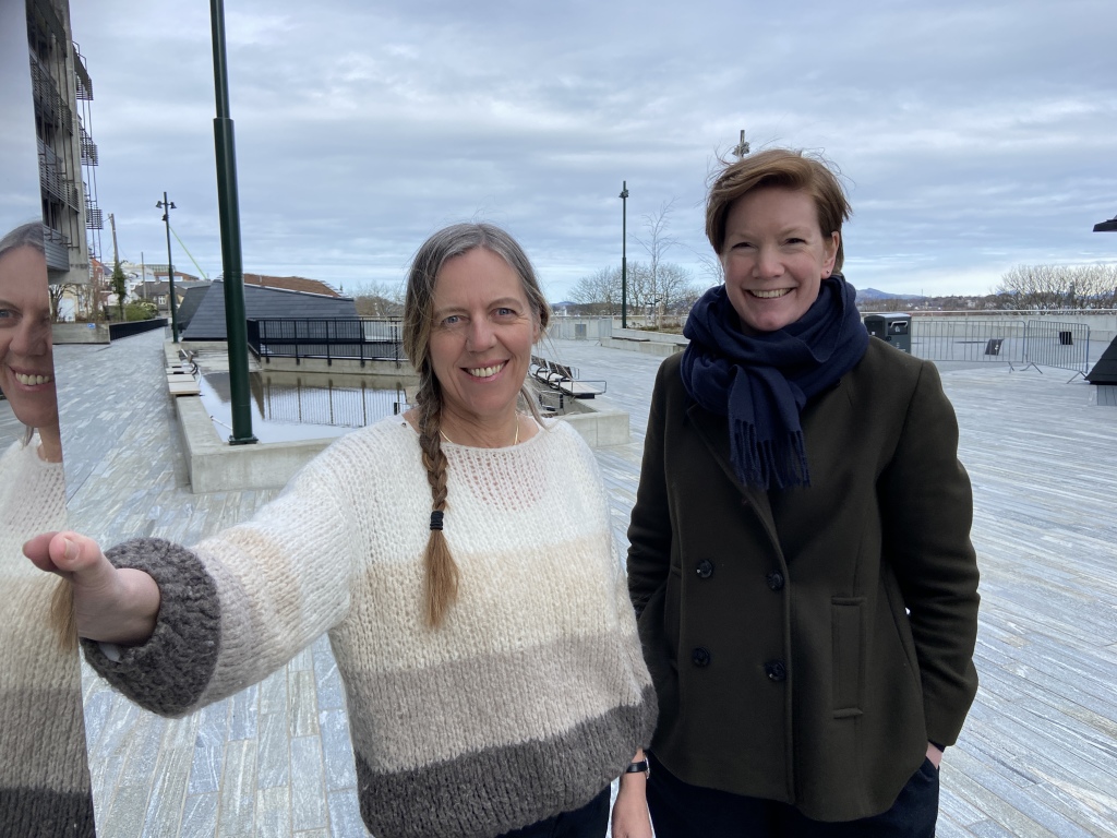 Miljøvernsjef Jane Nilsen Aalhus og kultursjef Kristina Ehrenberg-Rasmussen står sammen om ny støtteordning for mer miljøvennlige kulturarrangementer. 