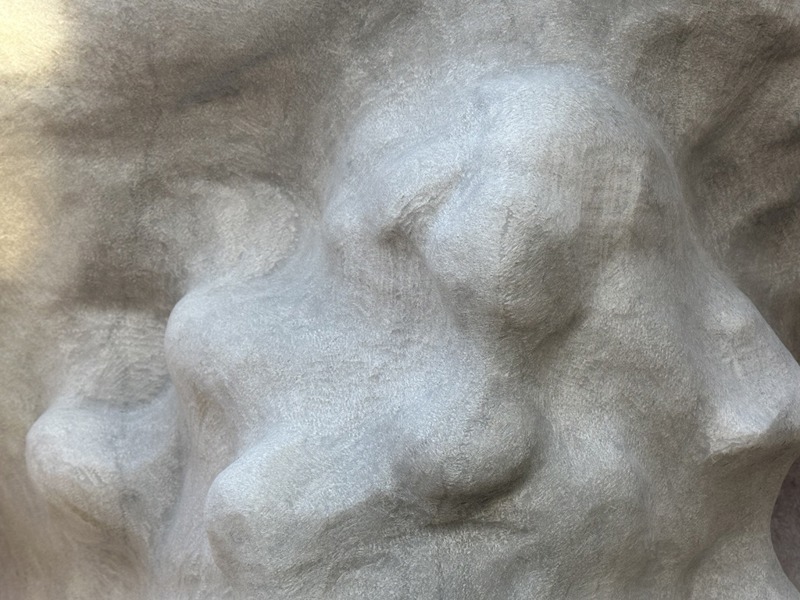 Marmordetalj fra kunstverket. 