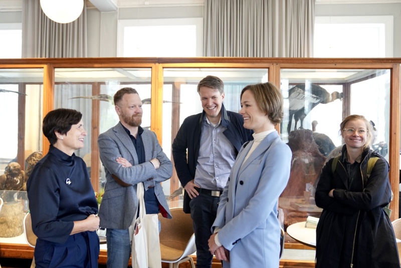 Museumsdirektør Siri Aavitsland og teatersjef Glenn André Kaada inviterte kulturminister Anette Trettebergstuen til møte om Akropolis-visjonen i fuglesalen på Stavanger museum