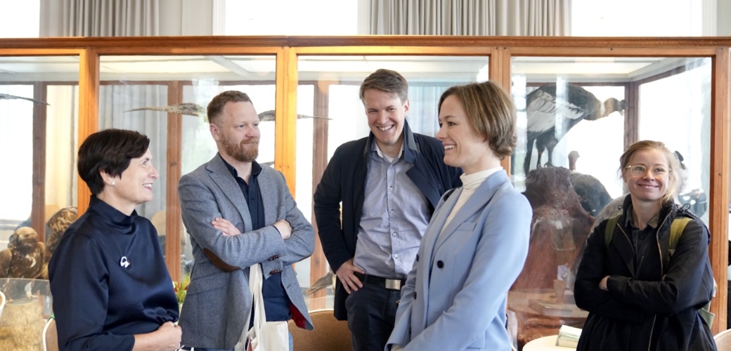 Museumsdirektør Siri Aavitsland og teatersjef Glenn André Kaada inviterte kulturminister Anette Trettebergstuen til møte om Akropolis-visjonen i fuglesalen på Stavanger museum. Foto: Marie von Krogh/MUST Museumsdirektør Siri Aavitsland og teatersjef Glenn André Kaada inviterte kulturminister Anette Trettebergstuen til møte om Akropolis-visjonen i fuglesalen på Stavanger museum