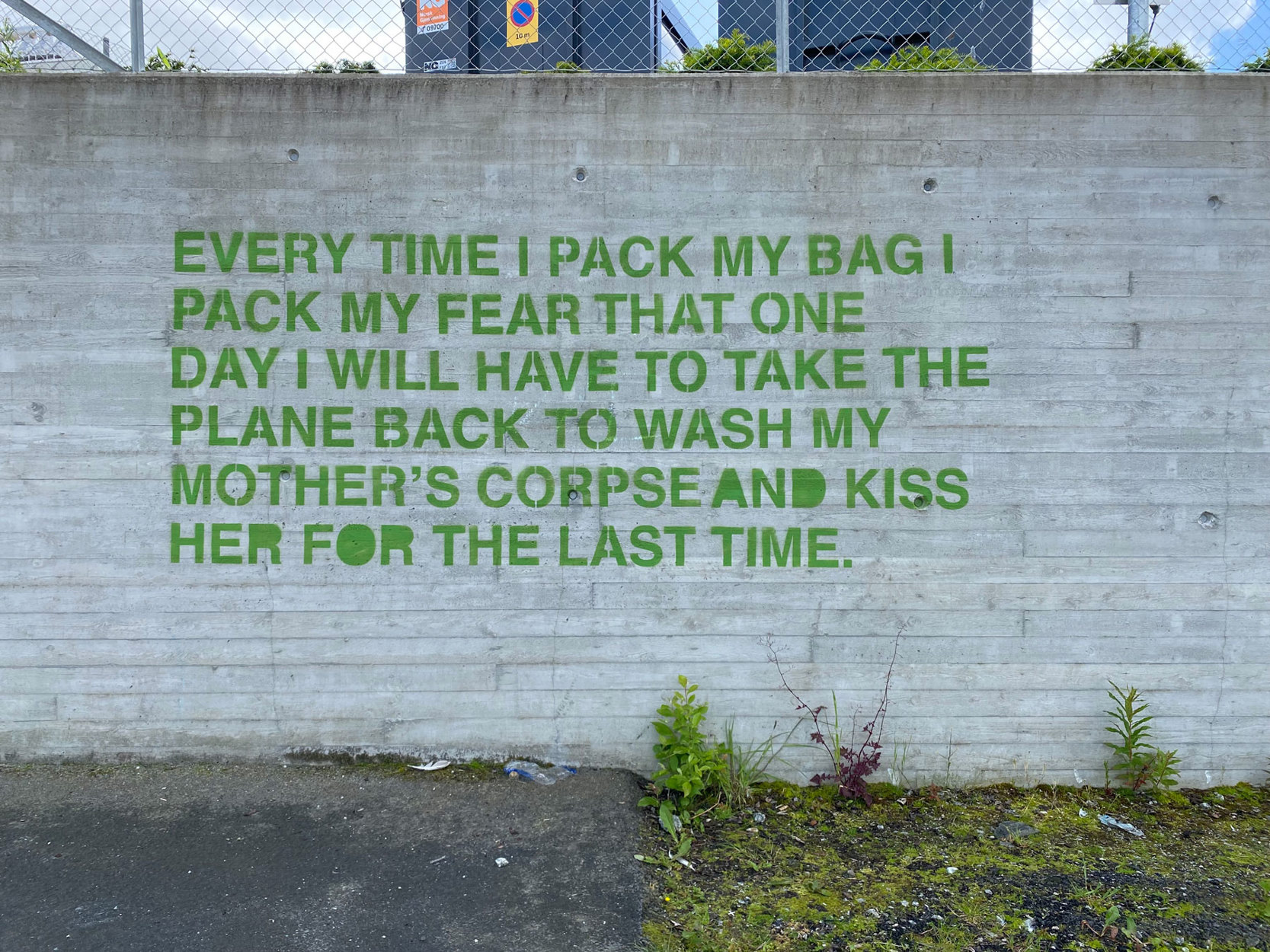 Poesi signert Bahia Shebab, en del av verket "Every time". Dette finner du langs jernbanesporet i Consul Sigval Bergesens vei.