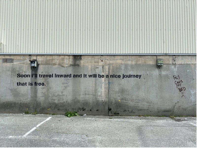 Dikt på vegg av Frode Felipe Schjelderup, en del av verket "Notes for a Journey".
