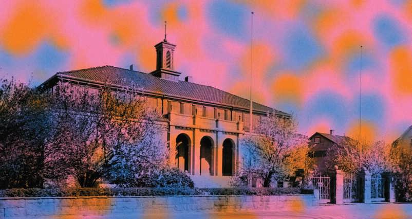 Arkivfoto av fasaden til Kunsthall Stavanger, designet av Studio Bergini. I designet har fargene på bilde blitt manipulert til nyanser av blå, oransje og rosa.