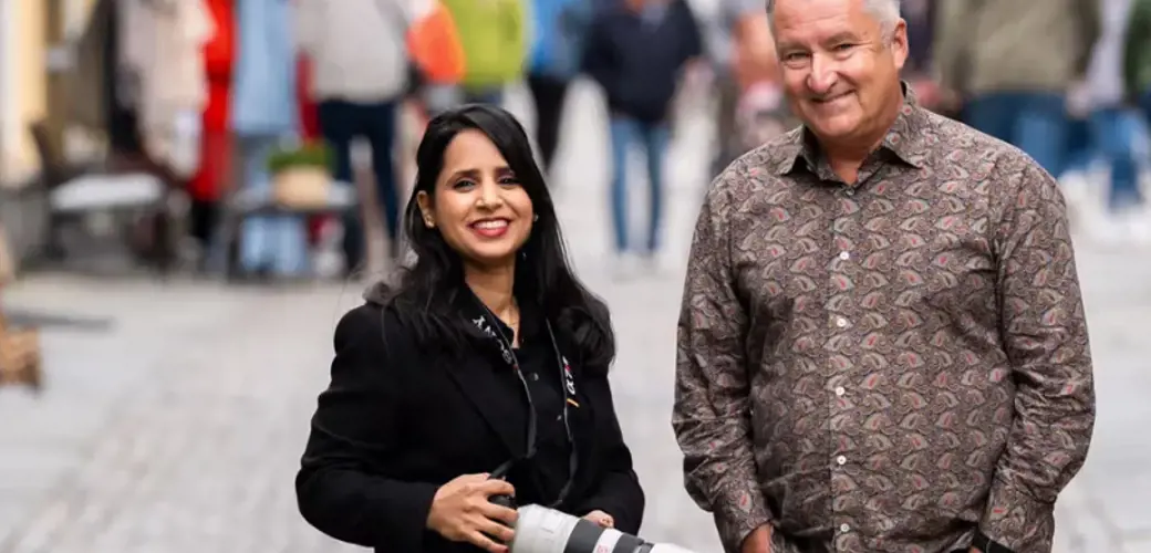 Stavangers fribykunstner og fotojournalist, Hayat Al-Sharif presenterer sammen med journalist i Stavanger Aftenblad, Arild Inge Olsson, en fotoutstilling og portrettserie med tittelen Folkene i byen vår.