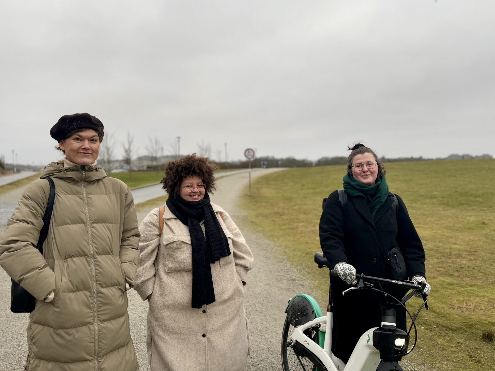 På kulvert-befaring tidligere i vinter: Kuratorduoen Ida Højgaard Thjømøe og Pauline Koffi Vandet med Marie Midttun Skretting, prosjektleder for Der vi møtes – kunst i uterom i Stavanger kommune.