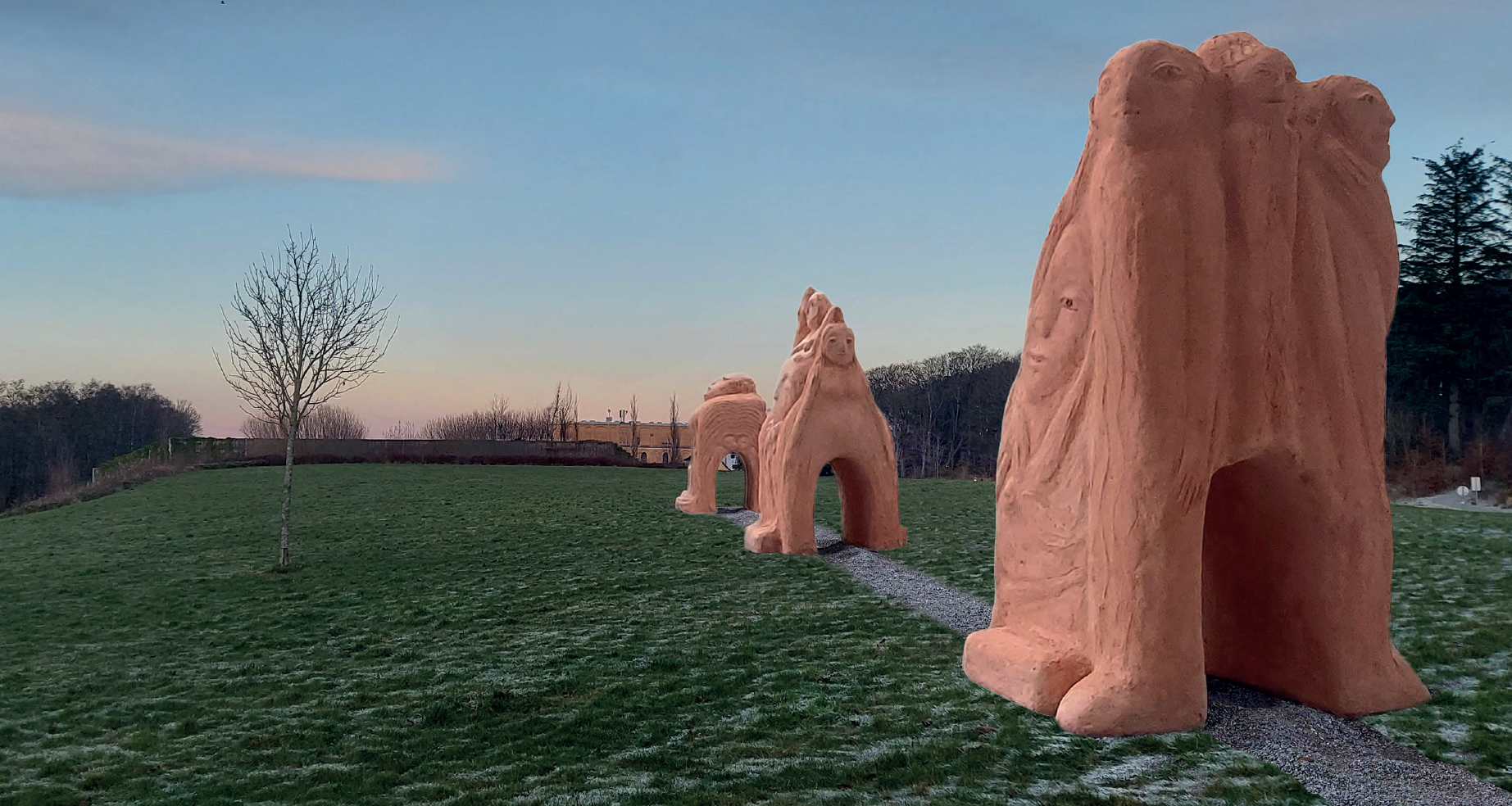 Bilde viser tre skulpturer i et åpent landskap. Skulpturene står bak hverandre, og den første i rekken ser vi veldig tett på.