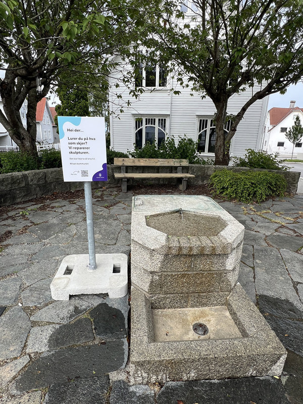 Nye skilt er satt opp for å vise når kunstverk er hentet inn for rehabilitering