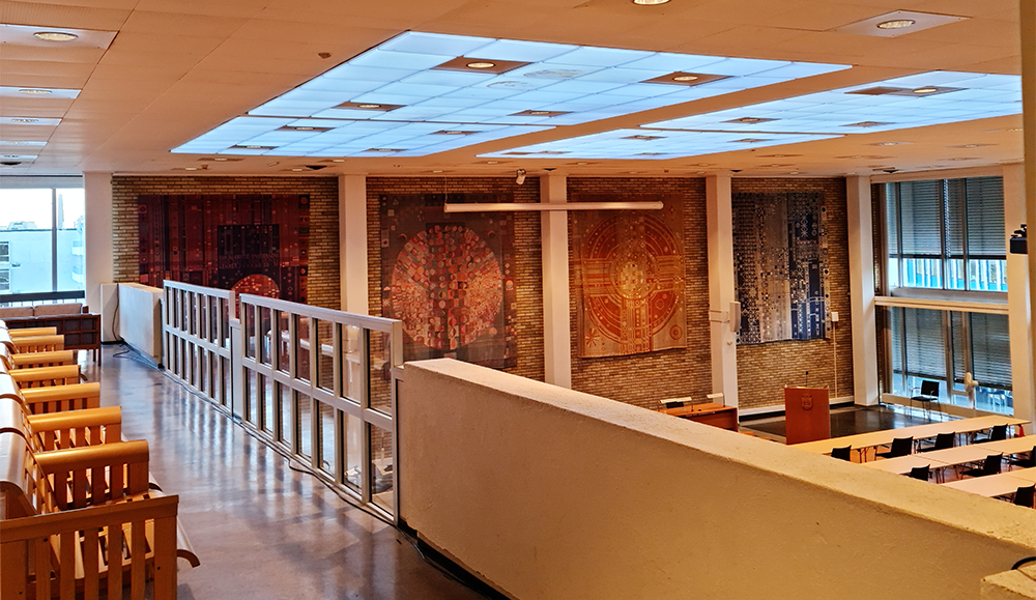 Teppene sett fra galleriet i bystyresalen Teppene sett fra galleriet i bystyresalen