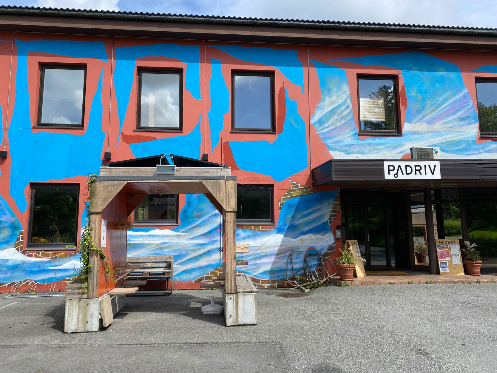 En av høyttalerne med lydkunst finner du utenfor Pådriv i Flintegata.