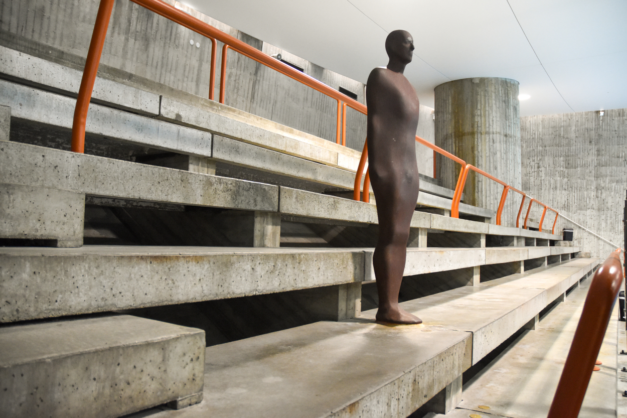 Skulpturprosjektet Broken Column av Antony Gormley 