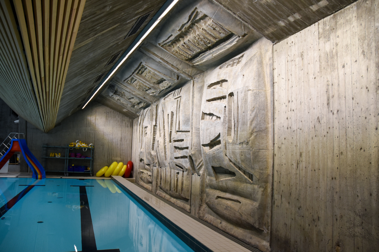 Inne i bassenghallen, ved barnebassenget, finnes et abstrakt relieff innstøpt i betongveggen av Odd Tandberg. 