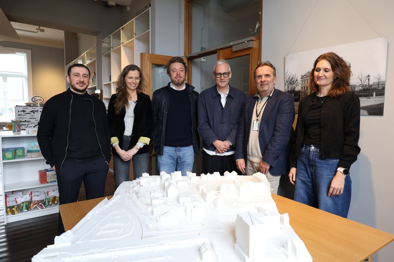 F.v.: Allend Bamerni, prosjektleder Head Energy, Kristine Strøm-Gundersen, partner og arkitekt Lundhagem,  Jonas Alexander Thor-Roalsø, arkitekt Jonas Thor, David Howarth, arkitekt DRDH Architects, Leidulf Skjørestad, direktør bymiljø og utbygging Stavanger kommune, Marita Aksnes, prosjektrådgiver Stavanger kommune.