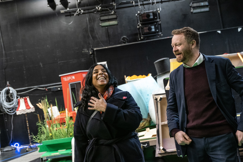 Kultur- og likestillingsminister Lubna Jaffery og teatersjef Glenn André Kaada. Foto: Grethe Nygaard
