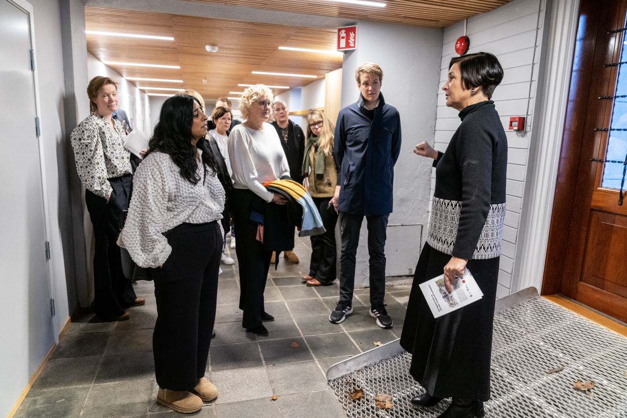 Museumsdirektør Siri Aavitsland forklarer mangelen på universell utforming i museumsbygget for kultur- og likestillingsminister Lubna Jaffery. Foto: Grethe Nygaard