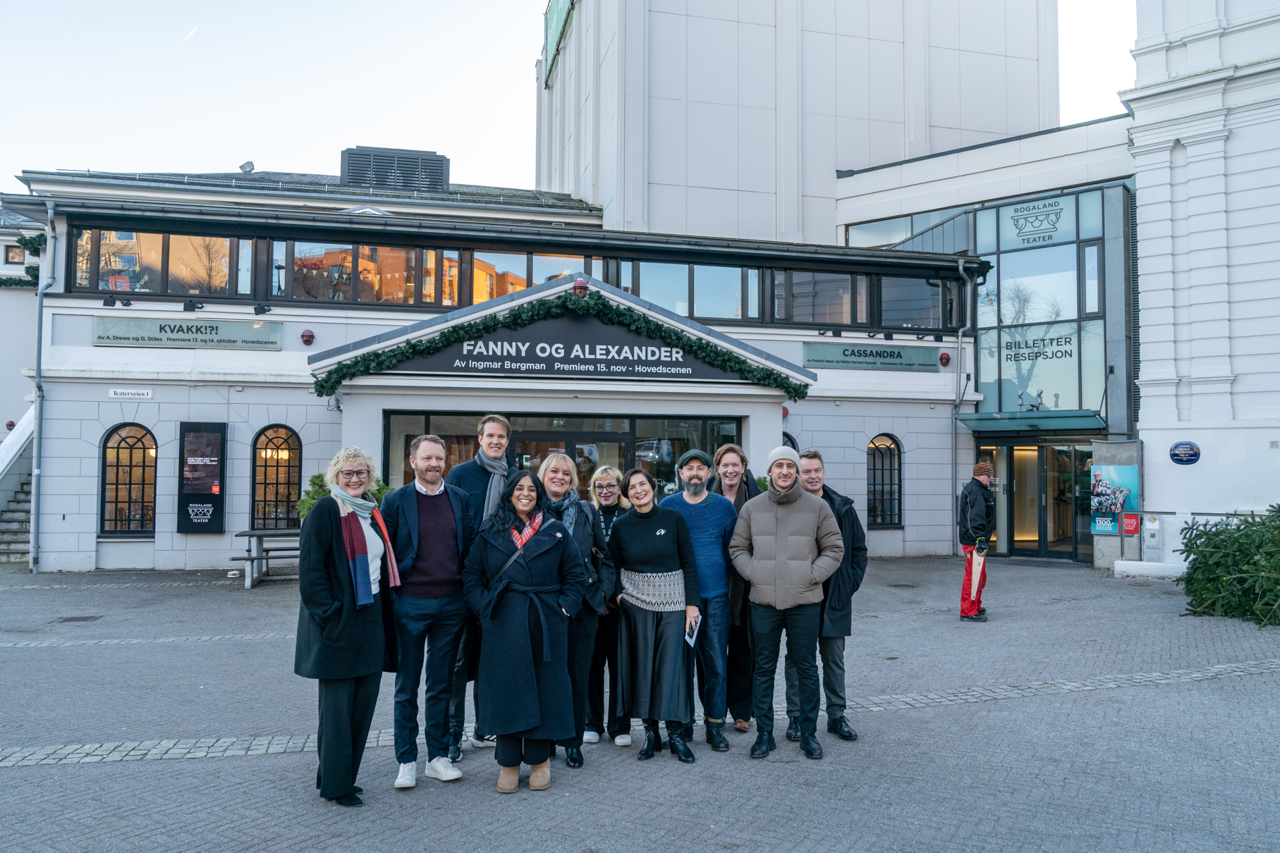 Fra venstre leder for regional-, kultur og næringsutvalget Unni Fuglestad (V), teatersjef Glenn André Kaada, kultur- og likestillingsminister Lubna Jaffery (Ap), stortingsrepresentant Torstein Tvedt Solberg (Ap), utvalgsleder kultur, idrett og samfunnsdialog Cille Ihle (Ap), strategi- og markedssjef MUST Anja Fremo, adm. direktør MUST Siri Aavitsland, prosjektleder Rogaland Teater Thomas Bendiksen, kultursjef Kristina Ehrenberg-Rasmussen, prosjektleder Allend Bamerni og kultur- og næringssjef Rune Thele. Foto: Grethe Nygaard Fra venstre leder for regional-, kultur og næringsutvalget Unni Fuglestad (V), teatersjef Glenn André Kaada, kultur- og likestillingsminister Lubna Jaffery (Ap), stortingsrepresentant Torstein Tvedt Solberg (Ap), utvalgsleder kultur, idrett og samfunnsdialog Cille Ihle (Ap), strategi- og markedssjef MUST Anja Fremo, adm. direktør MUST Siri Aavitsland, prosjektleder Rogaland Teater Thomas Bendiksen, kultursjef Kristina Ehrenberg-Rasmussen, prosjektleder Allend Bamerni og kultur- og næringssjef Rune Thele. Foto: Grethe Nygaard