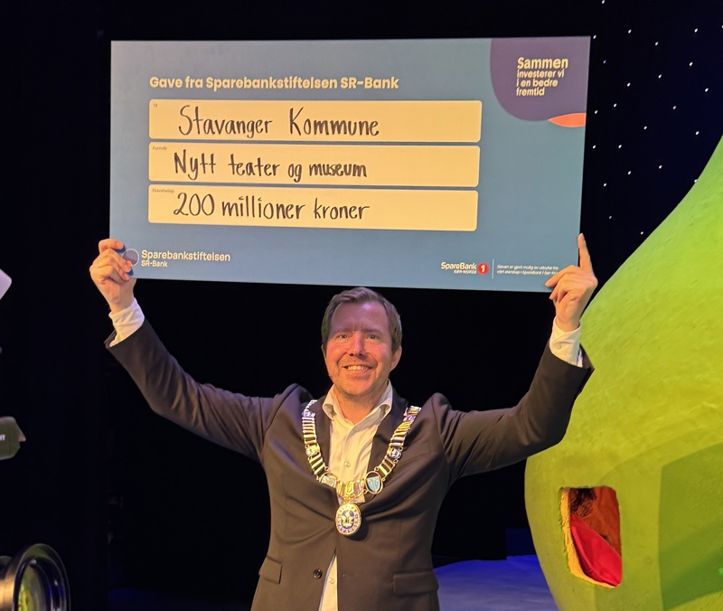 Ordføreren med beviset på pengegaven fra Sparebankstiftelsen SR-Bank