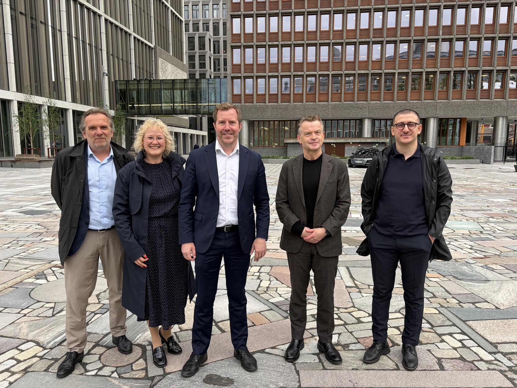 Fra v.: Leidulf Skjørestad, direktør bymiljø og utbygging Stavanger kommune, Unni Fuglestad (V), leder av kultur- og næringsutvalget i Rogaland fylkeskommune, Tormod W. Losnedal (H), ordfører Stavanger kommune, Rune Thele, adm. direktør ved Museum Stavanger og Allend Bamerni, prosjektleder Stavanger kommune.