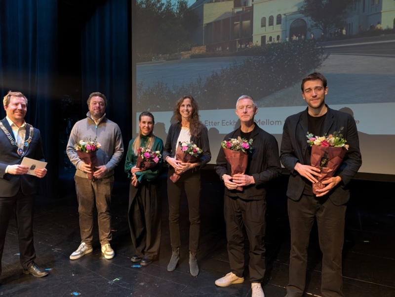 Ordføreren sammen med vinnerne av arkitektkonkurransen. 