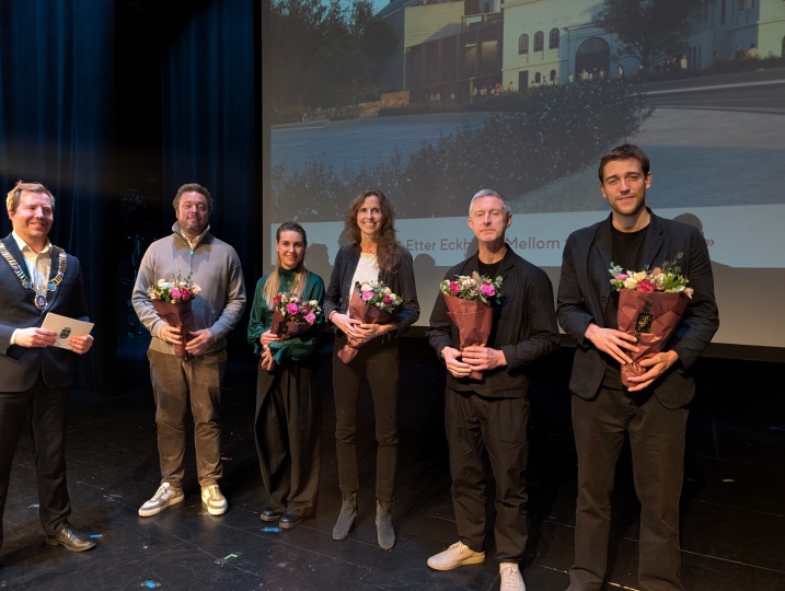 Ordføreren sammen med vinnerne av arkitektkonkurransen.