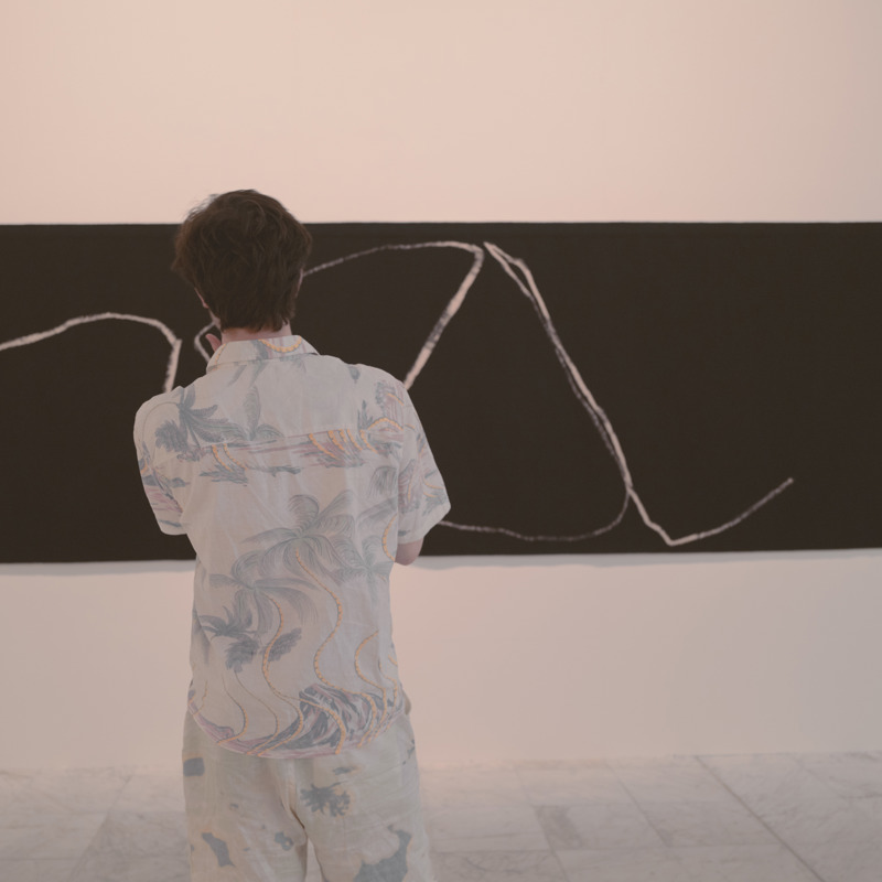 Bilde av en mann som ser på kunst på Stavanger kunstmuseum. Foto: Tord Paulsen.