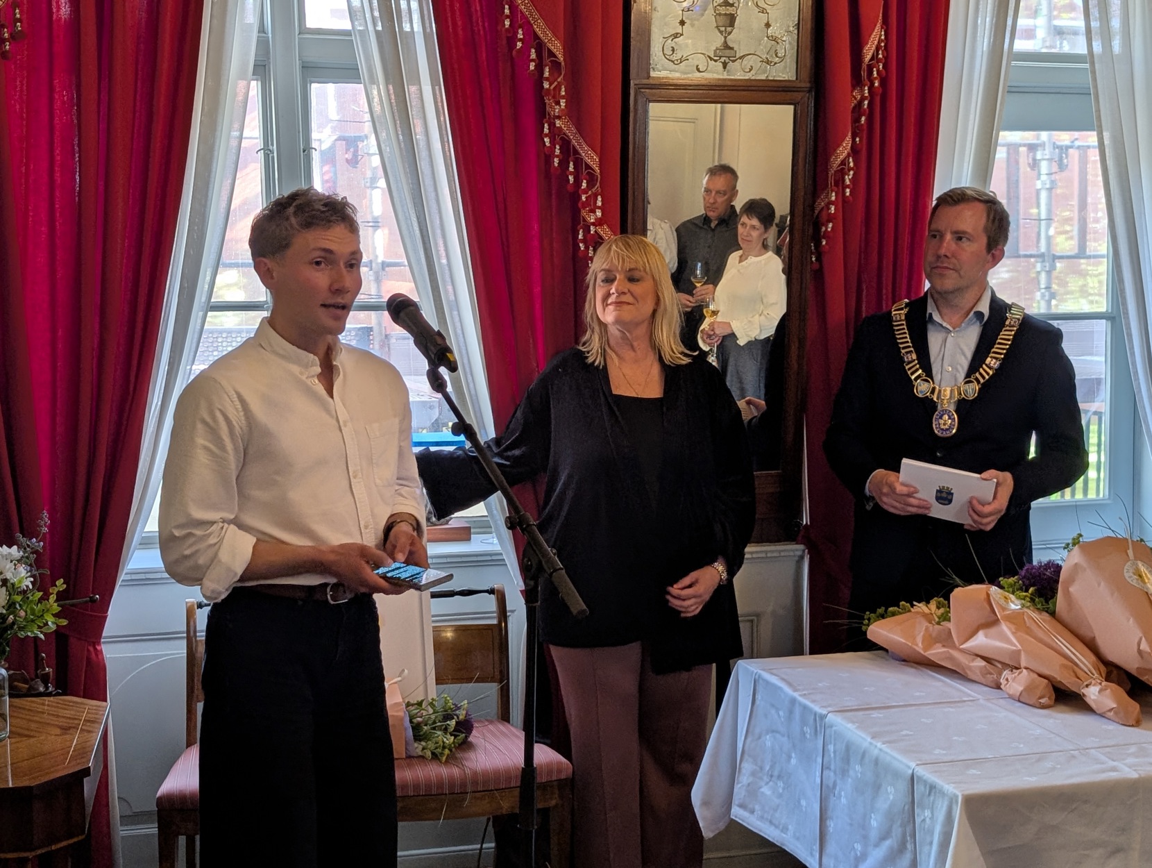 Årets stavangerkunstner på Ledaal sammen med leder av utvalg for kultur, idrett og samfunnsdialog Cille Ihle og ordfører Tormod W. Losnedal.