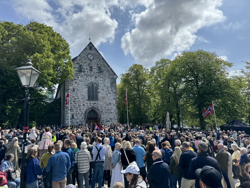 10 000 mennesker samlet foran domkirken. 