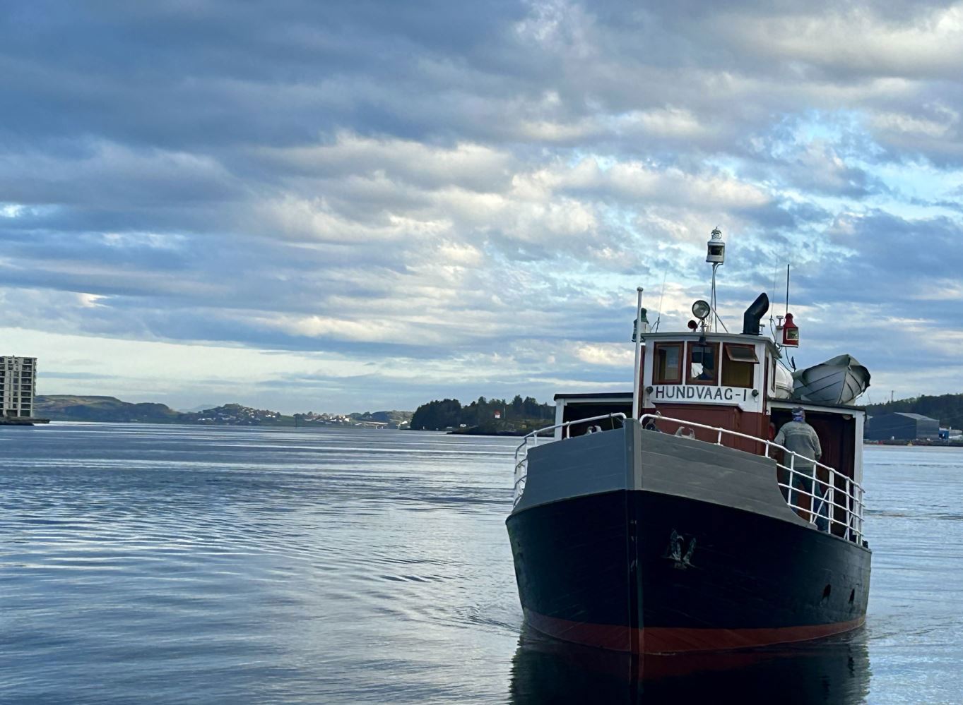 Båten Hundvåg kjører til Natvigs minde